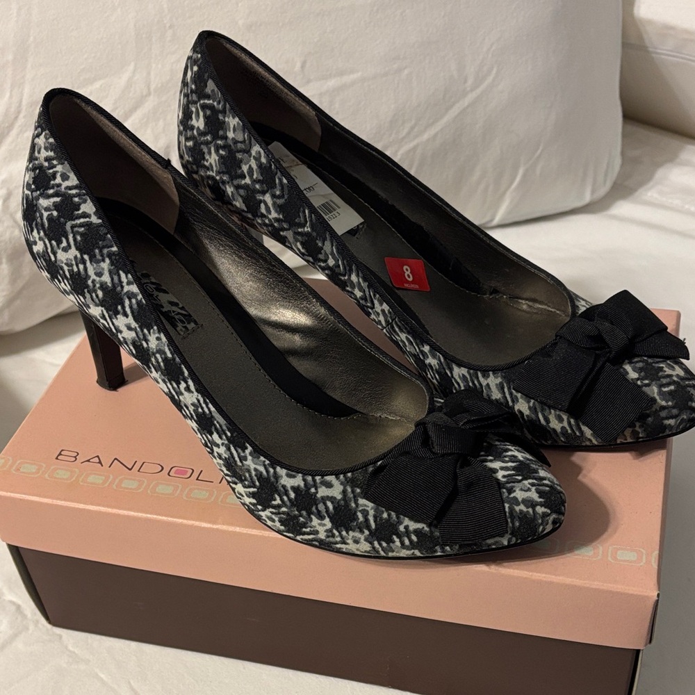 Bandolino Black & White Patterned Bow Pumps